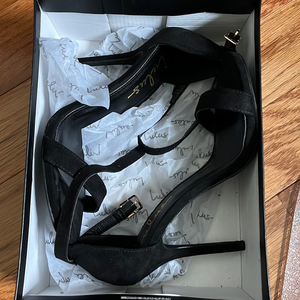 Black strap heels in 7.5